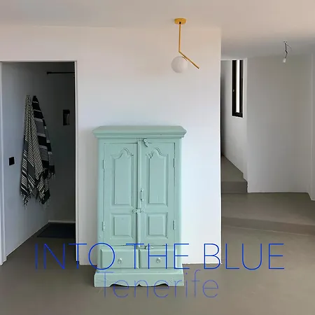 Into The Blue شقة